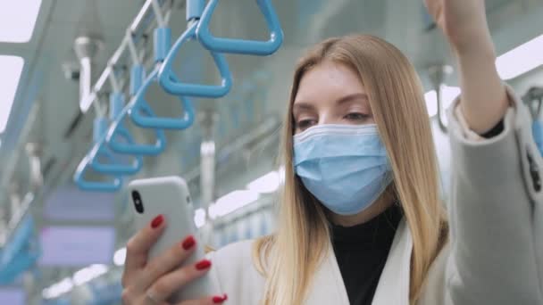 Donna Maschera Sicurezza Medica Durante Pandemia Piedi Metropolitana Utilizzando Cellulare — Video Stock