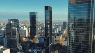 Havadan Bakış Perspektifi, Parlayan Cam Gökdelenler Dinamik Şehir 'in hakimi. Modern bölge. Kentsel İş Mimarlığı kavramı. İHA atışı