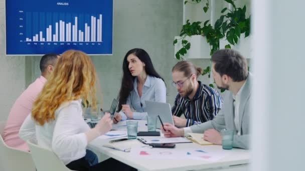 Ein Vielfältiges Team Von Mitarbeitern Trifft Sich Einem Konferenzraum Diskutiert — Stockvideo