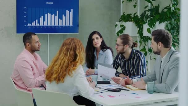 Glückliche Vielseitige Geschäftsleute Geben High Five Während Des Team Corporate — Stockvideo