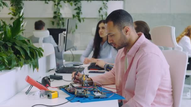 Ofiste Çalışan Çok Irklı Mühendis Tahtaları Tamir Ediyor Çipi Veya — Stok video