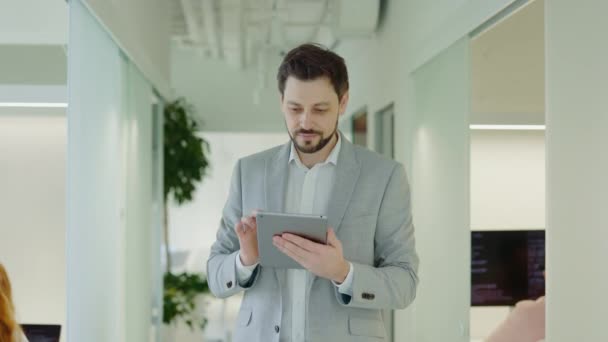 Geschäftsmann Fuß Büro Mit Digitalem Tablet Sms Mit Kunden Erfolgreicher — Stockvideo