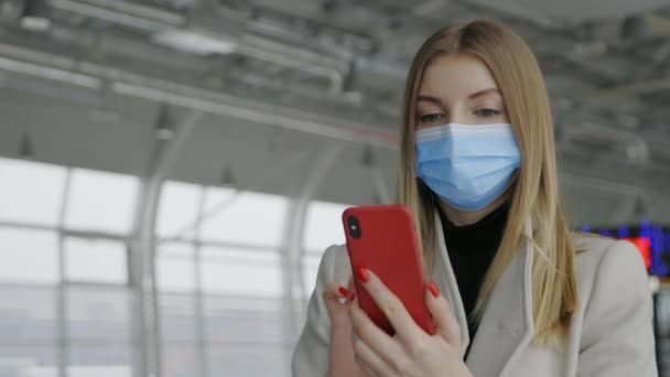 Žena Bezpečnostní Masce Chytrým Telefonem Když Stojí Letišti Vzdálenost Online — Stock video