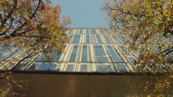 Üzleti Épület Napfényben Modern Iroda Pénzügyi Felhőkarcoló Ősszel Alacsony Nézet — Stock videók