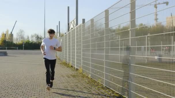 Alergătorul Sportiv Caucazian Bucură Alergarea Aer Liber Îmbrățișând Stil Viață — Videoclip de stoc