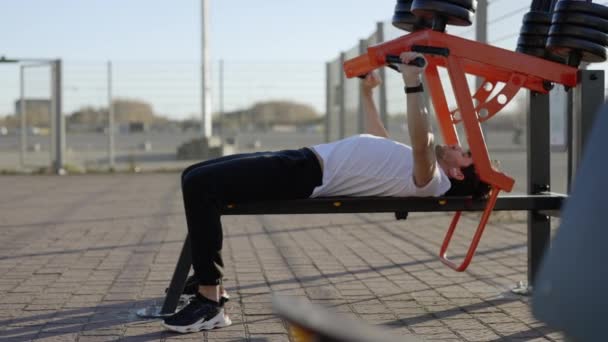 Fit Muscular Young Man Concentra Seu Braço Muscle Workout Fora — Vídeo de Stock