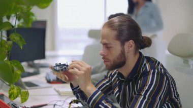 Guy Master Checking, Elektronik cihaza bakıyor. Man Holding, ana kartla çalışıyor. Elektronik Tamir Servisi. Elektronik Devre Kurulu. Teknoloji Geliştirme Konsepti