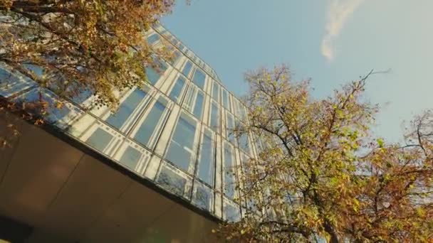Niedriger Blick Auf Das Glasgeschäftszentrum Geschäftsviertel Herbst Modernes Hochfinanzamt Von — Stockvideo