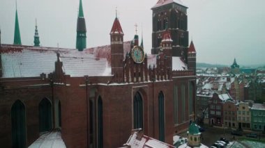 Polonya 'daki Gdansks Ana Kasabası Kış Sahnesi' nin havadan görünüşü. Kutsal Bakire Meryem 'in Haşmetli Bazilikası' nın İHA Çekimi. Turizm ve Seyahat Konsepti