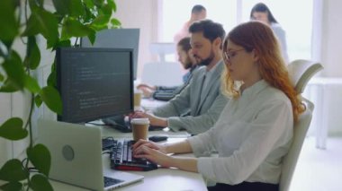 Ofiste Yapay Zeka üzerinde çalışan bir grup bilişim teknisyeni. Bilgisayar korsanları Klavyede Yazma Kodu Çalışıyor. Büyük Veri Madenciliği, AI Veri Mühendisliği Ofis Kodlama Programı 'nda çalışıyor
