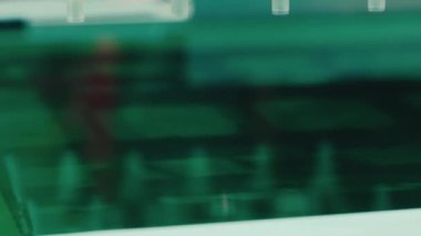 Tıp endüstrisi. Koruyucu Şırınga Kapaklarının Görüntüsünü Kapat. Yeni Ekipman Makinesi şırınga kapaklarını Hat Taşıyıcısına yerleştiriyor. Fabrika Kavramı