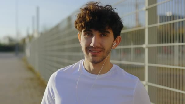 Portrét Pozitivní Mladý Běžec Sportovní Chlap Sluchátkách Těší Hudba Před — Stock video
