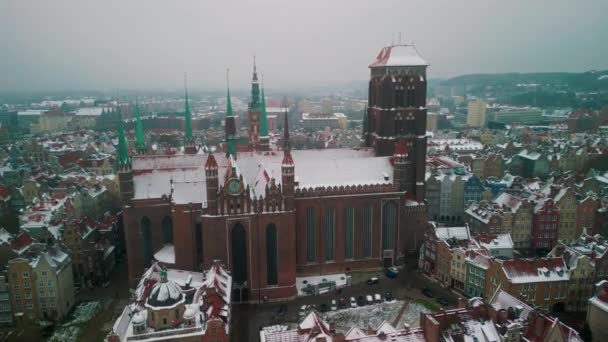 冬季城镇背景下的圣母玛利亚大教堂格但斯克主教堂的Drone Shot 旅游背景 空中视图 — 图库视频影像
