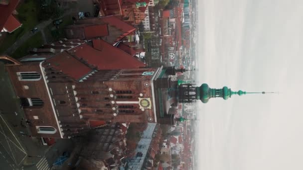 垂直录像 旧城区背景下令人惊叹的圣凯萨琳教堂的空中景观 旅游及度假 旅游概念 — 图库视频影像