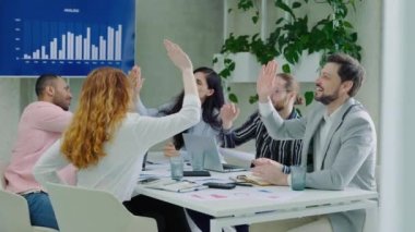 Hırslı takım arkadaşları proje üzerinde birlikte çalışır, sunum iletişimini hazırlar, çözüm bulmada beşlik çakar, şirket ofisinin brifingi sırasında arkadaşça ilişkiler kurarlar. Takım Çalışması Konsepti