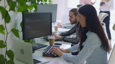 Büyük Veri Madenciliği üzerine Ofis Kodlama Programında Çekici Kadın Serbest Çalışması. IT teknisyeni yapay zeka projesinde çalışıyor. Dijital Dönüşüm Geleceğin İş Gücü Web Dev Kariyer Geliştirmesi
