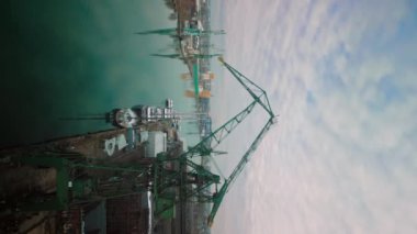 Gelişmekte Olan Ticaret Merkezi Massive ve Dynamic Gdansk Limanı 'ndaki Devasa Turnaların Dikey Görünümü. Hava görüntüsü. Kargo gemileri. Deniz Lojistik Konsepti