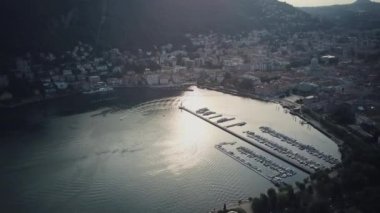 Little Coastal Town 'daki Yat Limanı ile Como Körfezi' nin havadan görüntüsü. İtalya 'daki Como Gölü' nün inanılmaz insansız hava aracı çekimi. Turizm ve Seyahat Konsepti