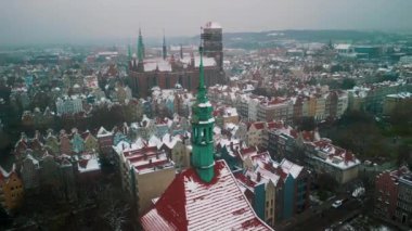 Polonya 'da kış boyunca Eski Şehir Mimarisi' nin Drone View of the Old Town Gdansk 'ı. Turizm Konsepti
