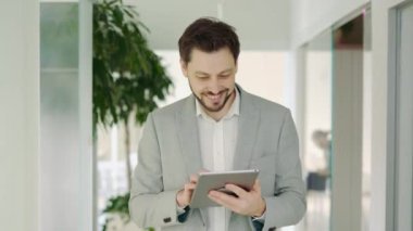 Ofise Dijital Tablet kullanarak giren İşadamı, Yeni Proje 'yi düşünüyor. Çalışma Amaçlı Çalıştırma Aygıtı Kullanarak Çalışma Alanında Başarılı Patron Yürüyor