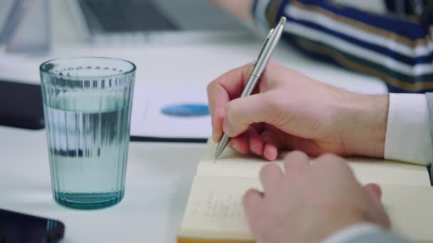 Close Gerente Executivo Mãos Segurando Uma Caneta Escrevendo Caderno Enquanto — Vídeo de Stock