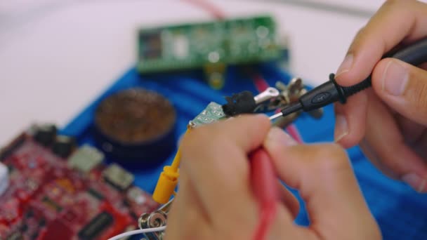 Close Technician Mans Hand Measuring Electrical Voltage Computer Mainboard Using — Vídeos de Stock