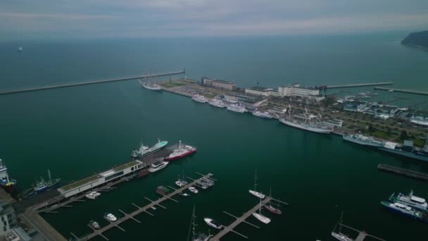 Drone View Van Uitgebreide Waterkant Van Haven Van Gdynia Biedt — Stockvideo