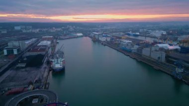 Gdynia Limanı 'nın hava görüntüsü, Denizdeki İhracat ve İthalat. Kargo Gemisi İthalat İhracatı. İş Lojistik Denize Giden Gemi. Su Kargo Taşımacılığı ve Lojistik Konsepti