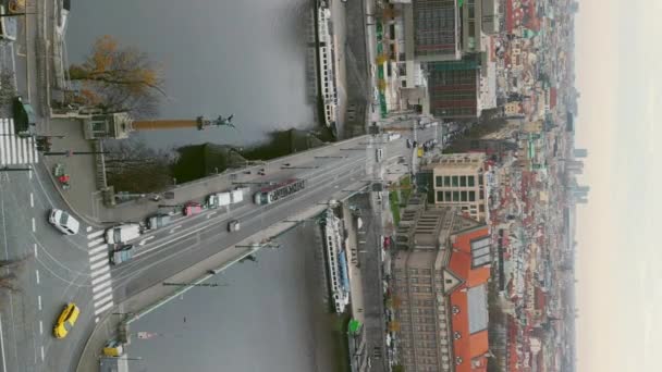 Κάθετη Αεροφωτογραφία Της Παλιάς Τσεχικής Γέφυρας Στον Ποταμό Vltava Πολυάσχολη — Αρχείο Βίντεο