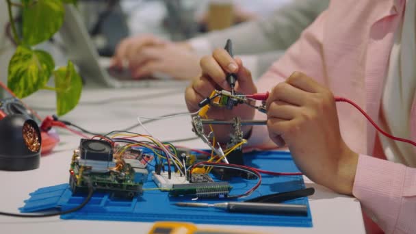 Mühendisler Elektrik Multimetresi Kullanarak Titizlikle Devre Voltajını Ölçerken Ele Tutuşuyorlar — Stok video
