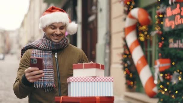 Bonito Cara Barbudo Positivo Andando Winter Street Segurando Presentes Natal — Vídeo de Stock