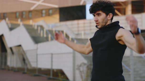 Jovem Atleta Masculino Caucasiano Que Aquece Fora Ginásio Rua Antes — Vídeo de Stock