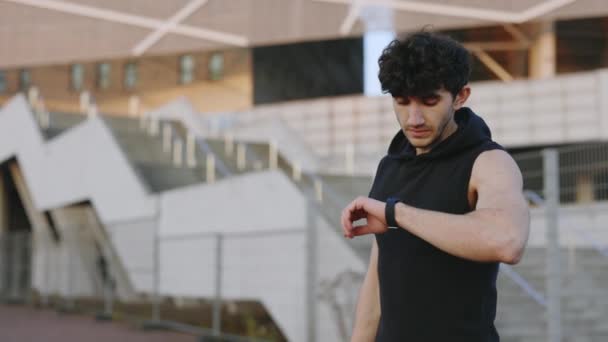 Runner Fora Olhando Para Smartwatch Pulseira Fitness Fit Boy Atleta — Vídeo de Stock