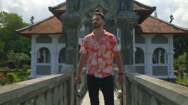 Férfi Tourist Leisurely Sétált Végig Hídon Megcsodálva Építészet Körülötte Magabiztos — Stock videók