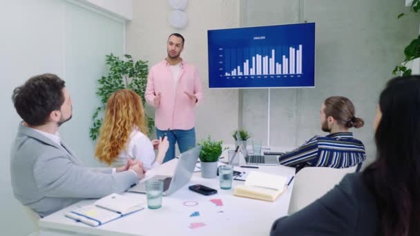 Ein Männlicher Mentor Führt Einer Vorstandssitzung Ein Vielfältiges Führungsteam Die — Stockvideo