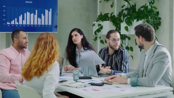 Разнообразная Офисная Команда Радостью Обменивается Дай Пять Время Корпоративного Мозгового — стоковое видео