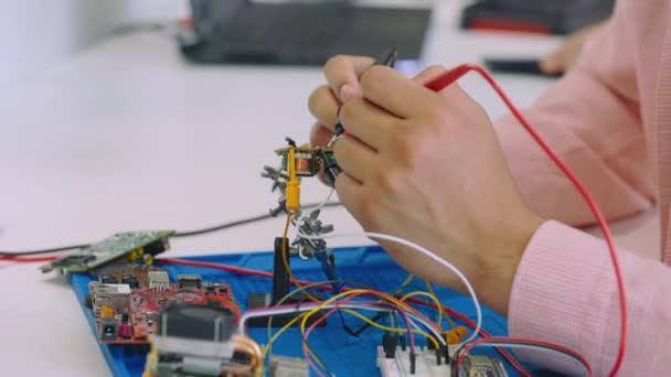 Close Jovens Mãos Profissionais Engenheiro Diagnosticando Componentes Computador Com Testador — Vídeo de Stock