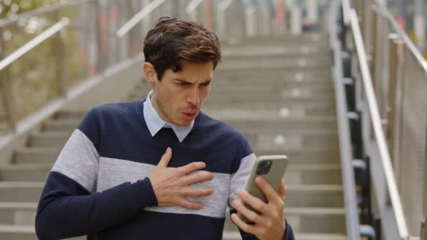 Spannende Zakenman Praten Emotioneel Terwijl Het Vasthouden Van Smartphone Terwijl — Stockvideo
