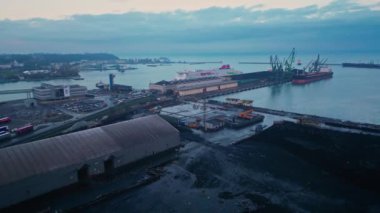 Gdynia, Polonya - 15 Aralık 2022: Polonya 'daki Dev Gdynia Limanı Panoramik Hava Görüntüsü. Tanınmış Denizcilik Tarihi Tarihi, Gdynia Limanı, Şehirlerin Ekonomik Büyümesini Çapalamak