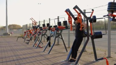 Açık hava idman seansı. Beyaz erkek sporcu antrenmanı. Göğüs ve kollar da dahil olmak üzere birden fazla kas grubu. Halk ve Spor Konsepti