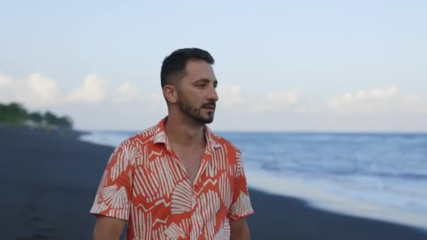 Alone Handsome Tourist Enjoys Leisurely Walk Seashore Relishing Serenity Ocean — Stock Video