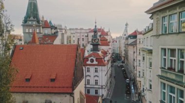 Prag Şehir Merkezi 'ndeki Ancient Caddesi üzerinde uçuş. Prag 'daki Eski Şehrin Hava Görüntüsü. Çek Cumhuriyeti 'ndeki antik binalar. Turizm ve Seyahat Konsepti