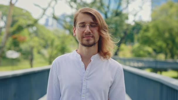 Πορτραίτο Του Γοητευτικού Γενειοφόρου Άντρα Που Φοράει Γυαλιά Στέκεται Έξω — Αρχείο Βίντεο