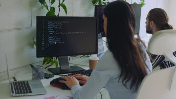 Enthusiastische Schöne Programmiererin Die Desktop Computer Arbeitet Code Terminal Schreiben — Stockvideo