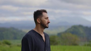 Gülümseyen Çoklu Irkçı Adam Dağların Dışında Kameraya Poz Veriyor. Geri çekildikten sonra kendini özgür hisseden mutlu adamın portresi. Turizm ve Seyahat Konsepti