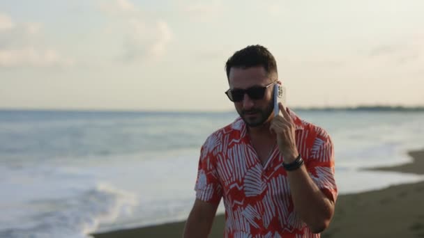 Angry Director Walking Seashore Disputing Smartphone Empresario Estresado Discutiendo Mientras — Vídeo de stock
