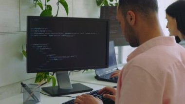 Genç Çoklu Etnik Adam, Geliştirici Programcı, Yazılım Mühendisi, Bilişim Desteği, Hata Sistemi 'ndeki Kodlamayı Kontrol Etmek için Bilgisayarda Çok Fazla Çalışan