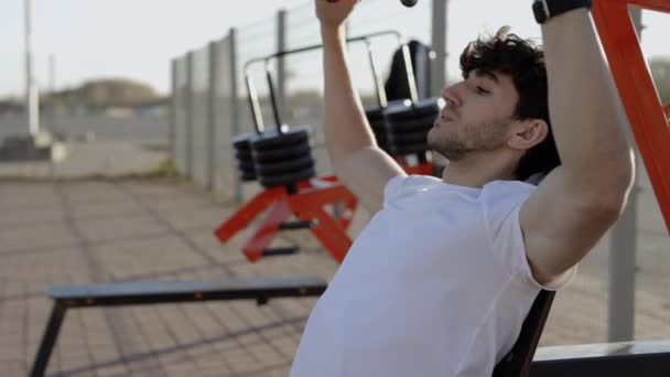 Кавказский Спортсмен Тренирует Свои Плечевые Мышцы Внешнем Спортивном Оборудовании Находя — стоковое видео