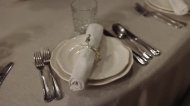Restoran Ayarları 'nda Kusursuz Masa Sunumu. Estetik açıdan tatmin edici kahvaltı mı yoksa akşam yemeği düzenlemesi mi? Ziyafet Salonunda Yaklaşan Kutlama için Minimalist Masa Ayarları