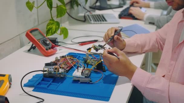 Multiraced Man Working Hands Ingénieur Travaillant Sur Création Processeur Améliore — Video